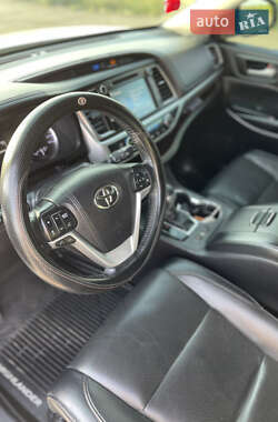 Позашляховик / Кросовер Toyota Highlander 2018 в 