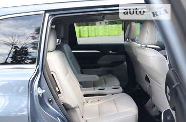 Внедорожник / Кроссовер Toyota Highlander 2017 в 