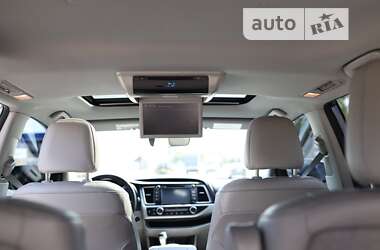 Внедорожник / Кроссовер Toyota Highlander 2017 в 