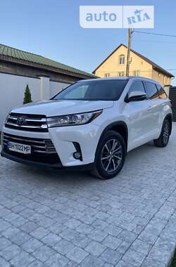 Внедорожник / Кроссовер Toyota Highlander 2017 в 