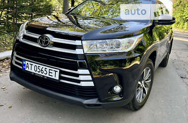 Позашляховик / Кросовер Toyota Highlander 2017 в Івано-Франківську