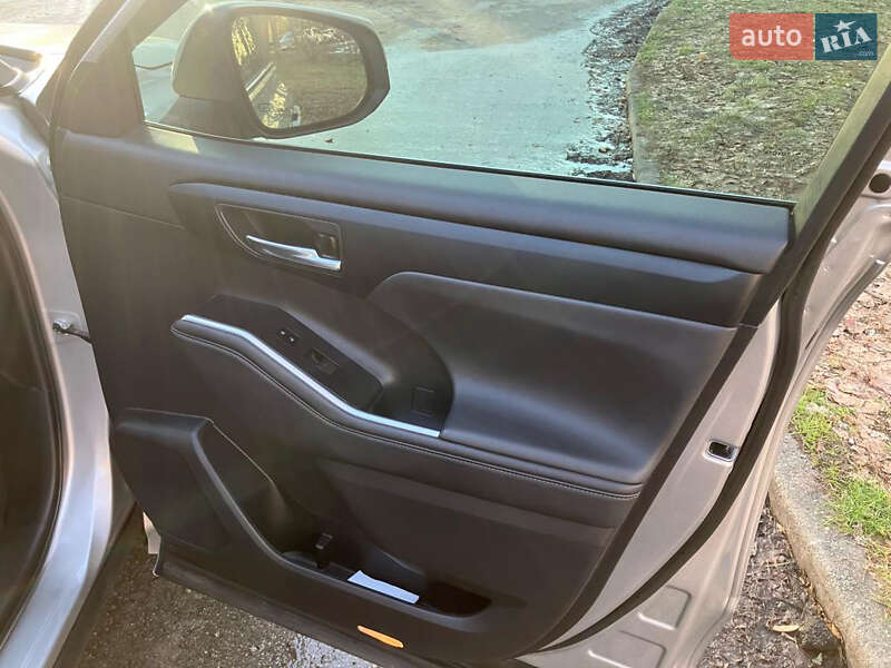 Позашляховик / Кросовер Toyota Highlander 2022 в Києві