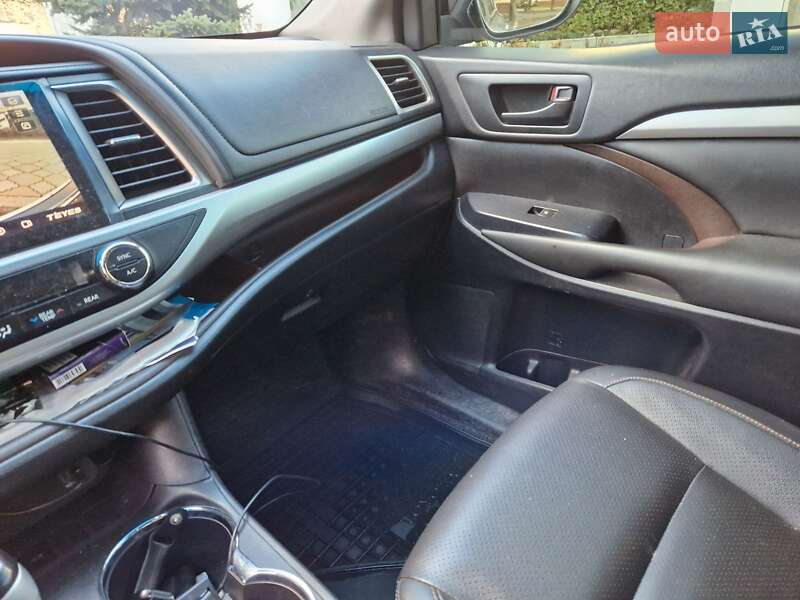 Внедорожник / Кроссовер Toyota Highlander 2015 в Запорожье