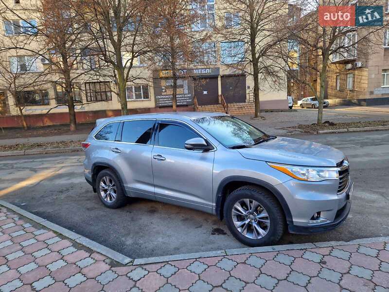 Внедорожник / Кроссовер Toyota Highlander 2015 в Запорожье
