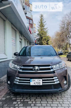 Позашляховик / Кросовер Toyota Highlander 2019 в Києві