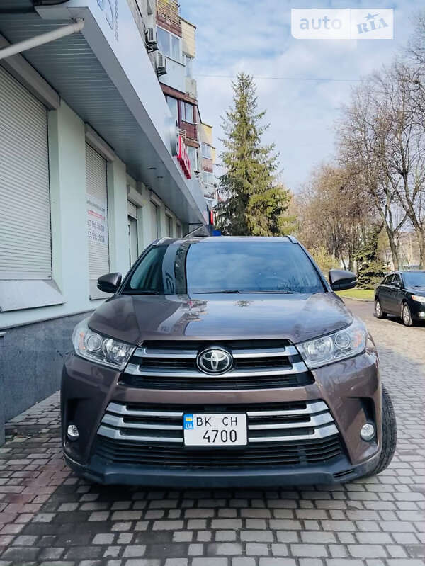 Внедорожник / Кроссовер Toyota Highlander 2019 в Ровно