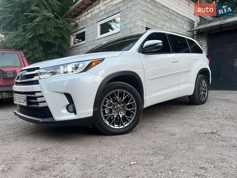Внедорожник / Кроссовер Toyota Highlander 2017 в Днепре