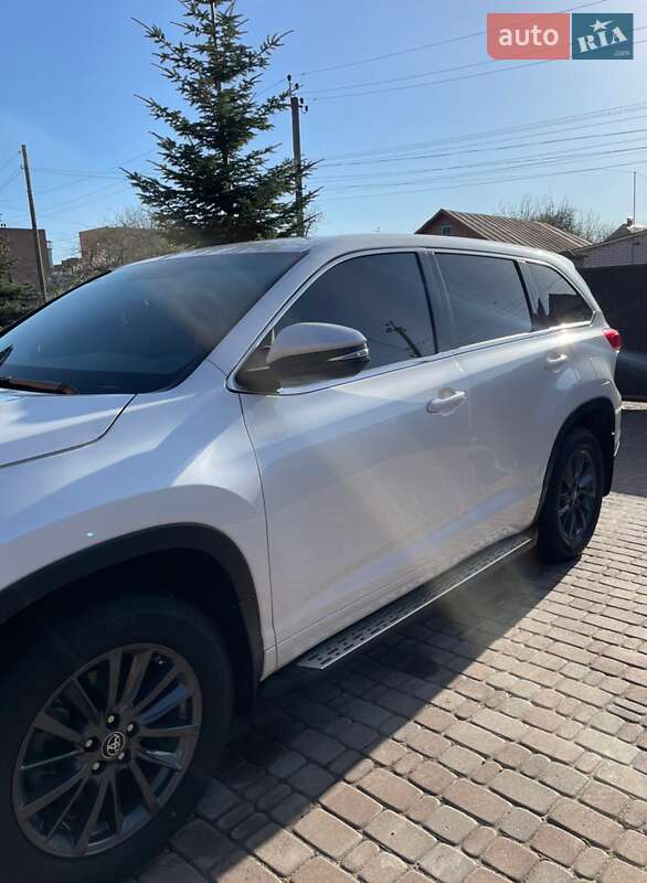 Внедорожник / Кроссовер Toyota Highlander 2017 в Нежине