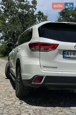 Внедорожник / Кроссовер Toyota Highlander 2019 в 