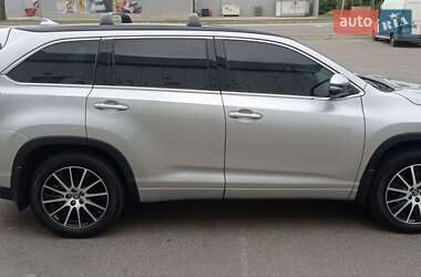 Позашляховик / Кросовер Toyota Highlander 2017 в 