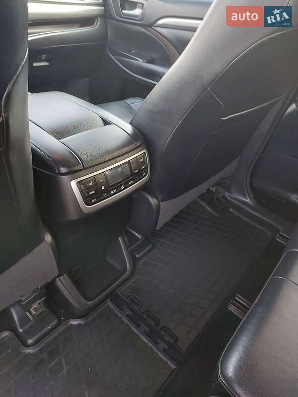 Позашляховик / Кросовер Toyota Highlander 2018 в Кривому Розі
