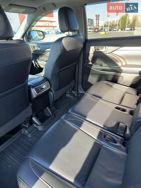 Позашляховик / Кросовер Toyota Highlander 2019 в Чернівцях