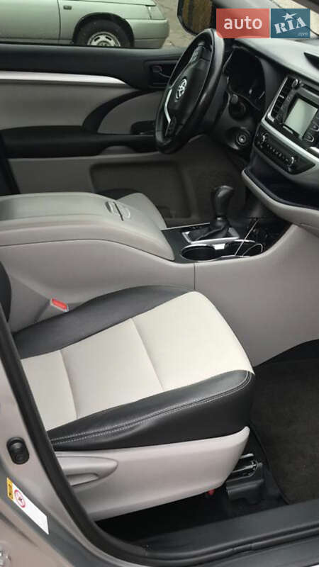 Внедорожник / Кроссовер Toyota Highlander 2017 в Чернигове