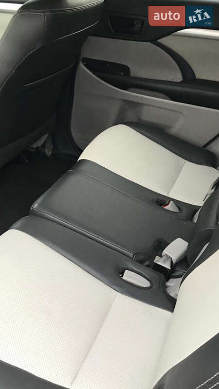 Внедорожник / Кроссовер Toyota Highlander 2017 в Чернигове