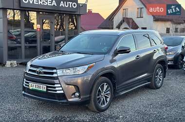 Внедорожник / Кроссовер Toyota Highlander 2019 в Хмельницком