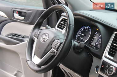 Внедорожник / Кроссовер Toyota Highlander 2017 в 