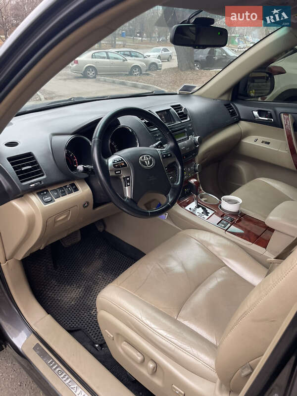 Внедорожник / Кроссовер Toyota Highlander 2013 в Полтаве фото 12 Внедорожник / Кроссовер Toyota Highlander 2013 в Полтаве