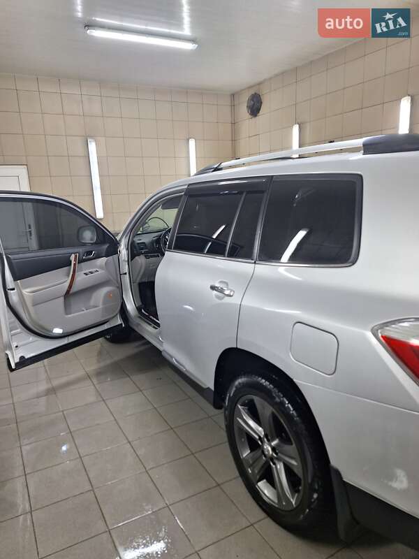 Позашляховик / Кросовер Toyota Highlander 2013 в Монастирищеві