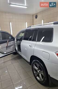 Внедорожник / Кроссовер Toyota Highlander 2013 в 