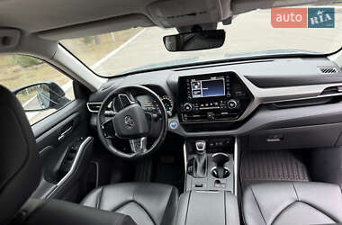 Внедорожник / Кроссовер Toyota Highlander 2021 в 