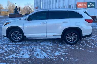 Позашляховик / Кросовер Toyota Highlander 2016 в Кам'янському