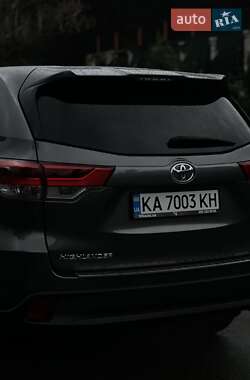 Позашляховик / Кросовер Toyota Highlander 2017 в 