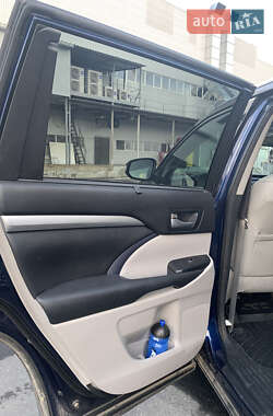 Внедорожник / Кроссовер Toyota Highlander 2015 в 
