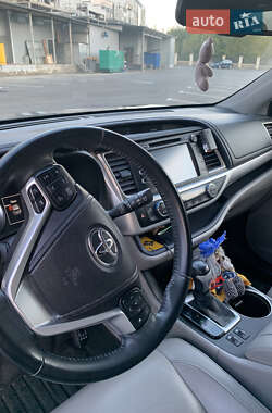 Внедорожник / Кроссовер Toyota Highlander 2015 в 