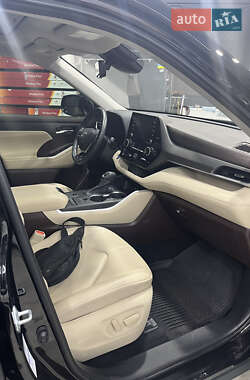 Внедорожник / Кроссовер Toyota Highlander 2021 в 