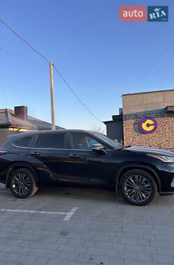Внедорожник / Кроссовер Toyota Highlander 2022 в 