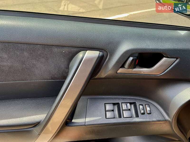 Позашляховик / Кросовер Toyota Highlander 2010 в Павлограді