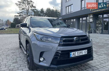 Внедорожник / Кроссовер Toyota Highlander 2017 в 
