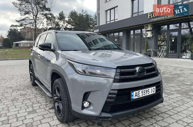 Внедорожник / Кроссовер Toyota Highlander 2017 в 