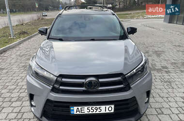 Внедорожник / Кроссовер Toyota Highlander 2017 в 
