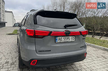 Внедорожник / Кроссовер Toyota Highlander 2017 в 