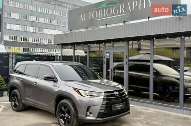 Внедорожник / Кроссовер Toyota Highlander 2019 в 