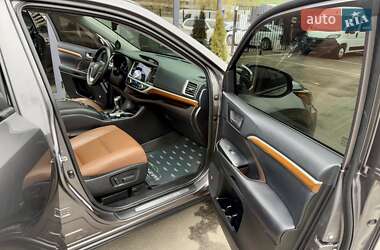 Внедорожник / Кроссовер Toyota Highlander 2019 в 