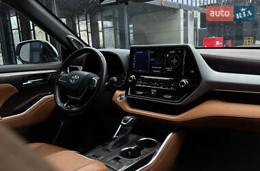 Внедорожник / Кроссовер Toyota Highlander 2020 в 