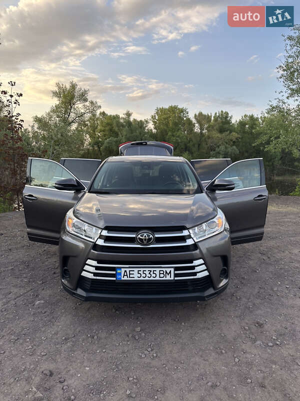 Позашляховик / Кросовер Toyota Highlander 2017 в Дніпрі