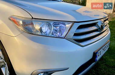 Позашляховик / Кросовер Toyota Highlander 2011 в 