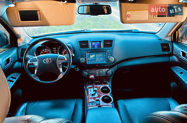 Позашляховик / Кросовер Toyota Highlander 2011 в 