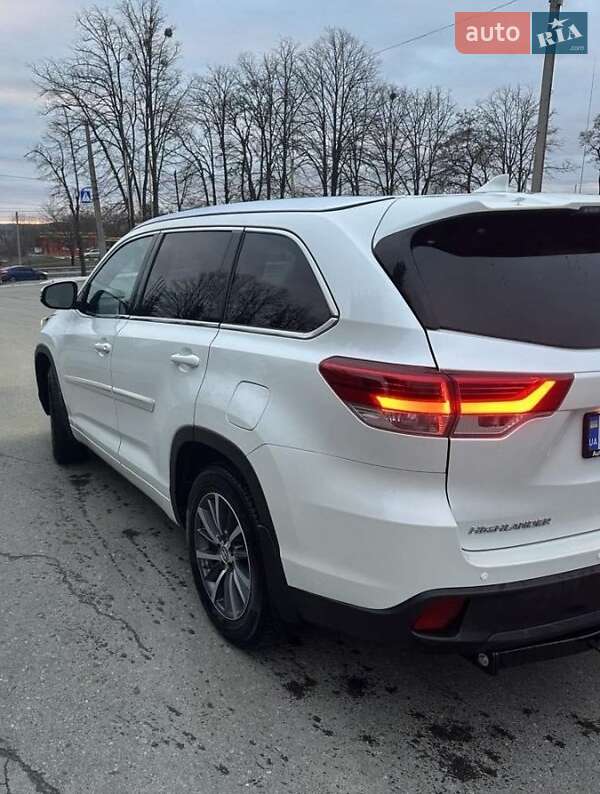 Позашляховик / Кросовер Toyota Highlander 2017 в 