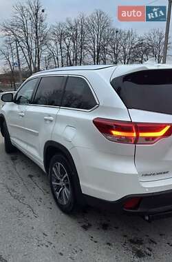 Позашляховик / Кросовер Toyota Highlander 2017 в 