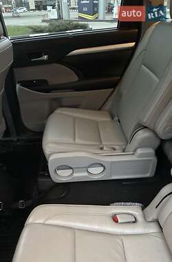 Позашляховик / Кросовер Toyota Highlander 2017 в 