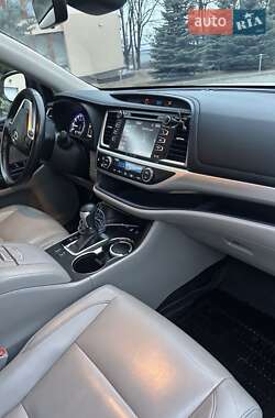 Позашляховик / Кросовер Toyota Highlander 2017 в 