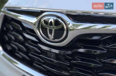 Позашляховик / Кросовер Toyota Highlander 2024 в 