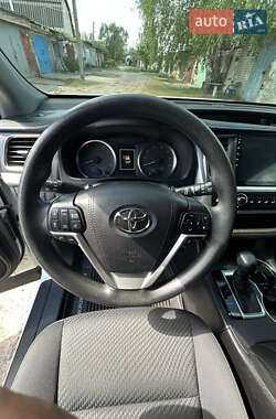 Внедорожник / Кроссовер Toyota Highlander 2019 в 