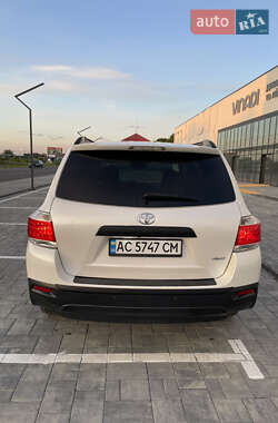 Позашляховик / Кросовер Toyota Highlander 2013 в 