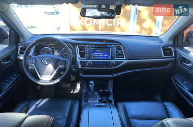 Внедорожник / Кроссовер Toyota Highlander 2019 в 