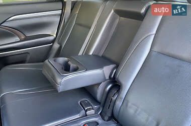 Внедорожник / Кроссовер Toyota Highlander 2019 в 
